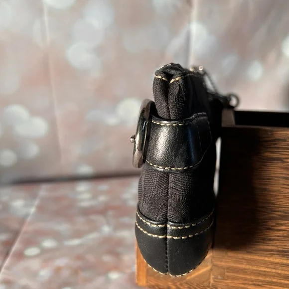 Coach wristlet. - Picture 7 of 7